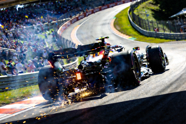F1赛车在赛道上极速狂飙的震撼画面